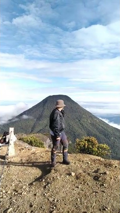 Keindahan gunung pangrango dilihat dari puncak gunung Gede