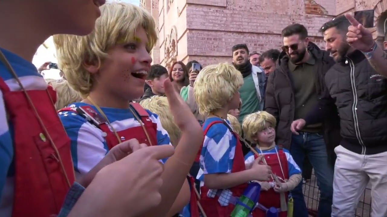 SI CAMINITO DEL FALLA. RAMONI, MANUEL MOLINA LE CANTAN A LOS TRISNINAS ANTES DE ENTRAR EN EL FALLA