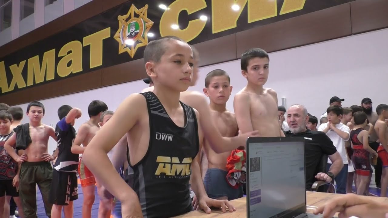 Взвешивание борцов на турнире Кингдом-10 в Грозном, среди младших юношей. Июнь 2025.