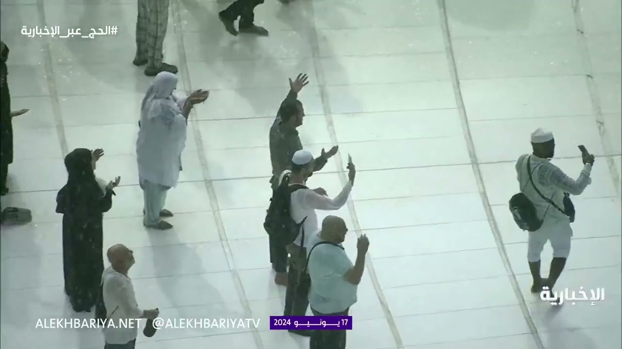 🌧😍 شاهد هطول الأمطار على حجاج بيت الله الحرام في المسجد الحرام بعد صلاة العصر 11 ذو الحجة 1445هـ