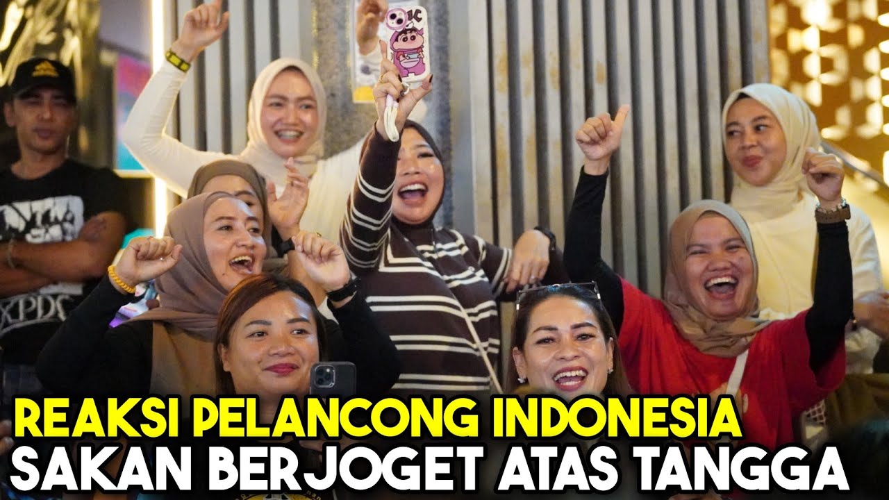 Pelancong Indonesia enjoy betul siap berjoget atas tangga bila Bob bawa lagu Nike Ardilla