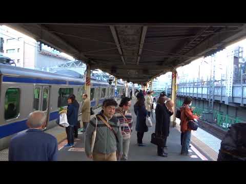 帰宅ラッシュが始まる夕方の新橋駅を出発する上野東京ライン常磐線下りE531系