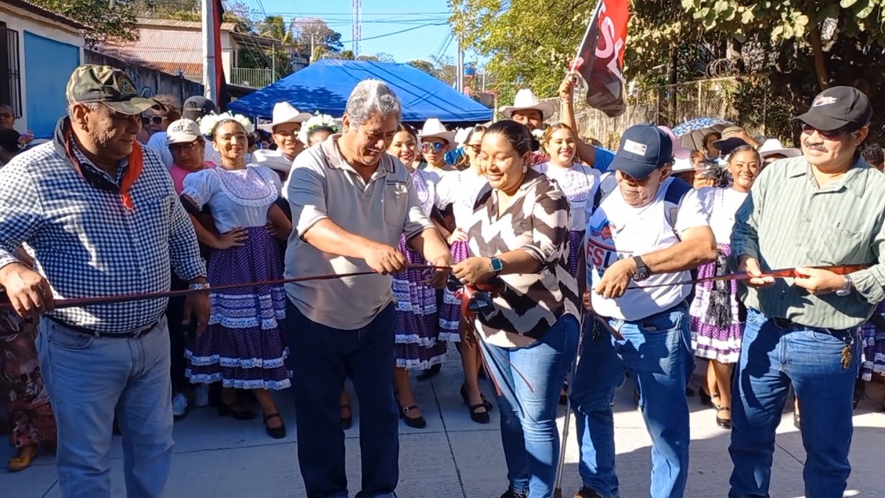Familias estrenan calles para el pueblo en San Juan del Sur - YouTube