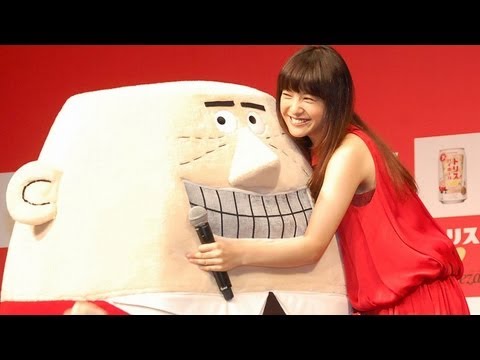 吉高由里子、ミニスカ姿でトリス君にご褒美ハグ!? - YouTube