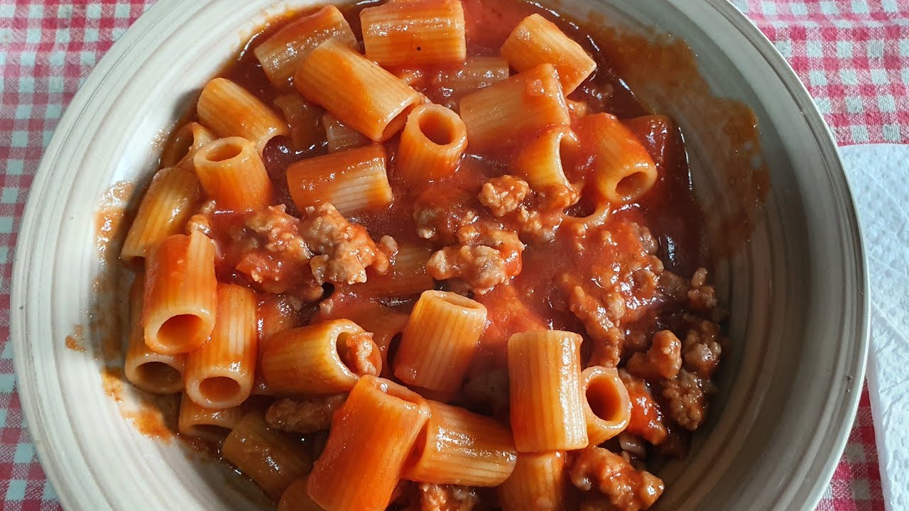 Mezze maniche al ragù di salsiccia - YouTube