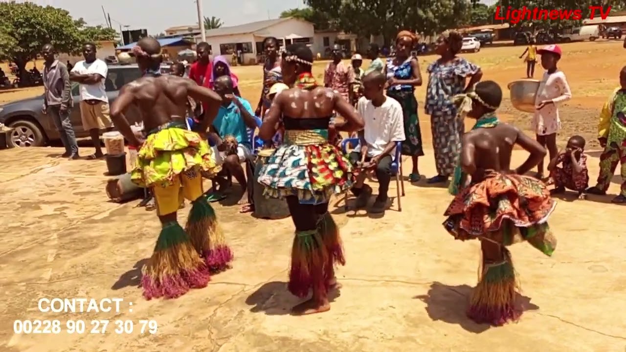 VO : '' ADJOGBO ''  LA DANSE TRADITIONNELLE  DE VOGAN  L'UNE DES MERVEILLES DU TOGO