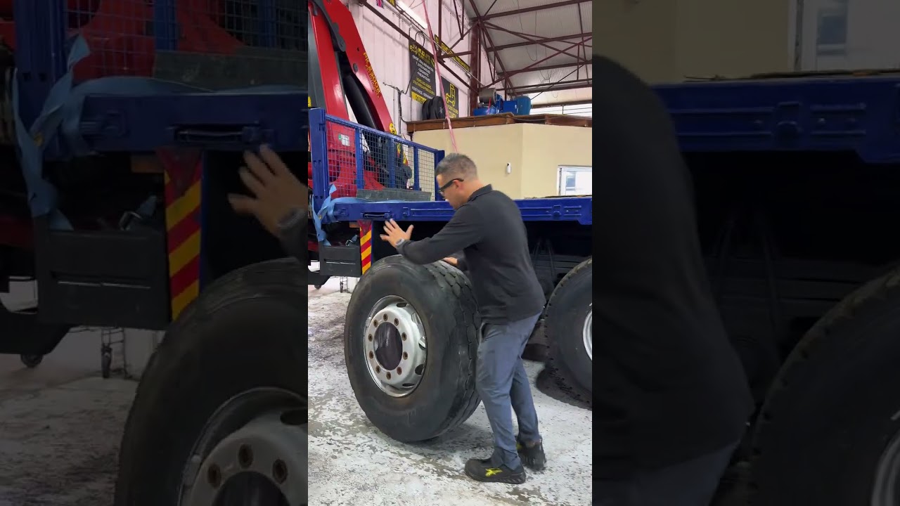 Quand l'apprenti galère avec une roue de camion, il est temps de sortir la  "technique de Benoit"