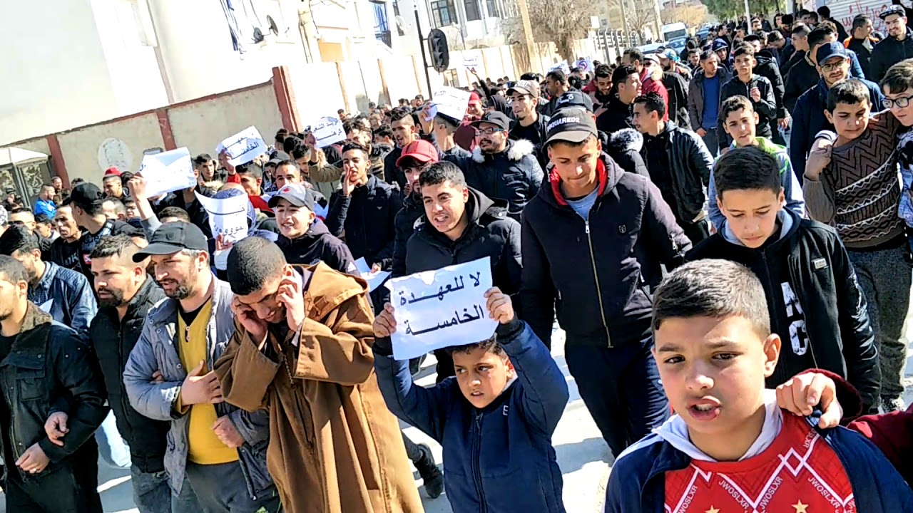 مسيرة سلمية في مروانة الان ضد العهدة الخامسة 💙❤
لا_للعهدة_الخامجة👊