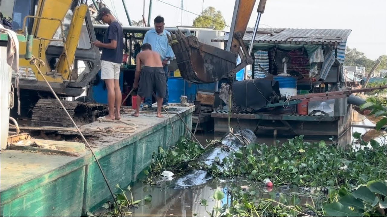 Anh chị thợ lặn mò cây gổ siêu to và cây nóng đá khổng lồ bà con ơi