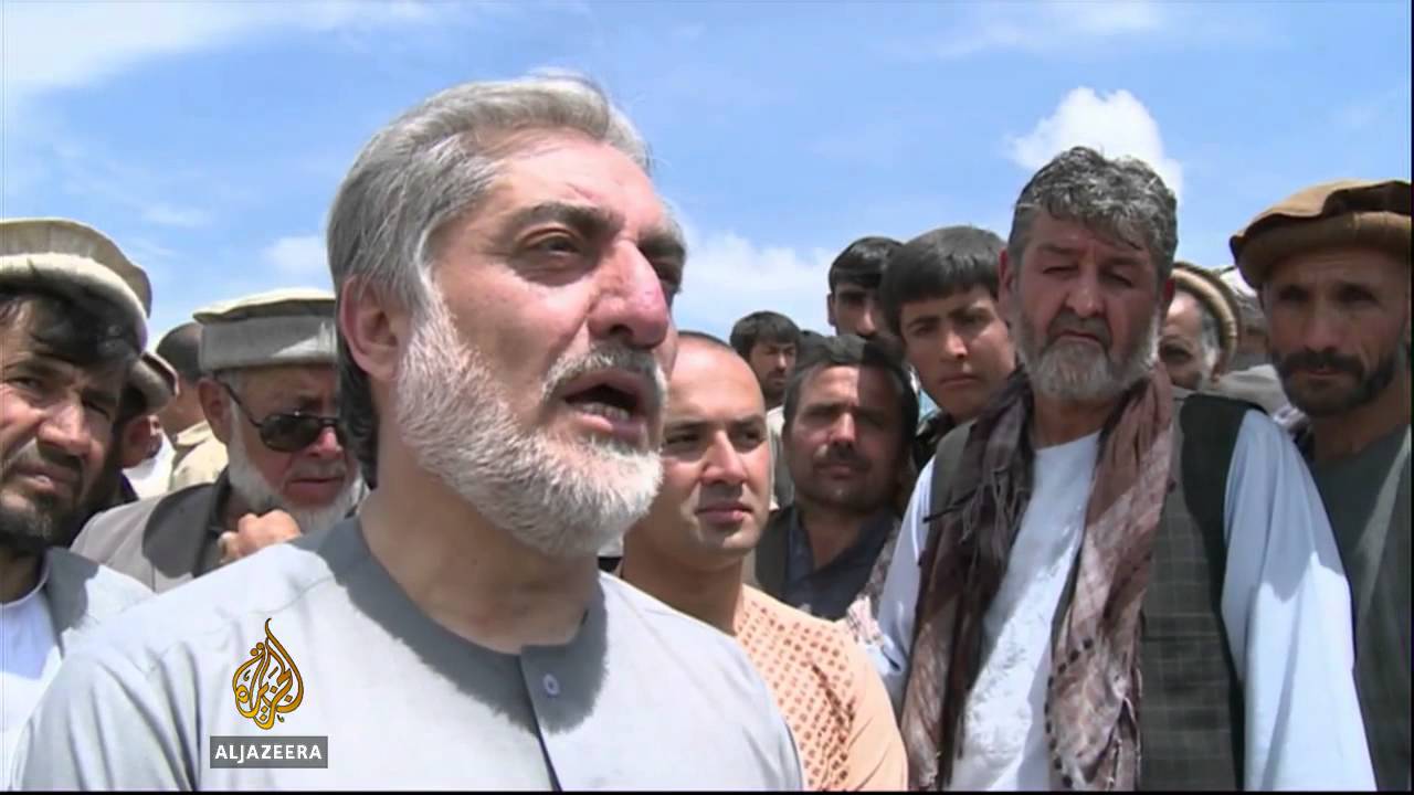 نيران أفغانية تفرق عمال الإغاثة الذين يساعدون ضحايا الانهيارات الأرضية