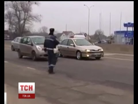 С сегодняшнего дня водителям, выезжающих за пределы населенных пунктов, следует включать ближний свет фар