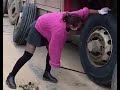 タイヤ交換は手慣れてるけど、服装考えぃ