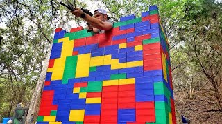 картинка: Защитит ли крепость из огромных LEGO от пуль? | Разрушительное ранчо | Перевод Zёбры