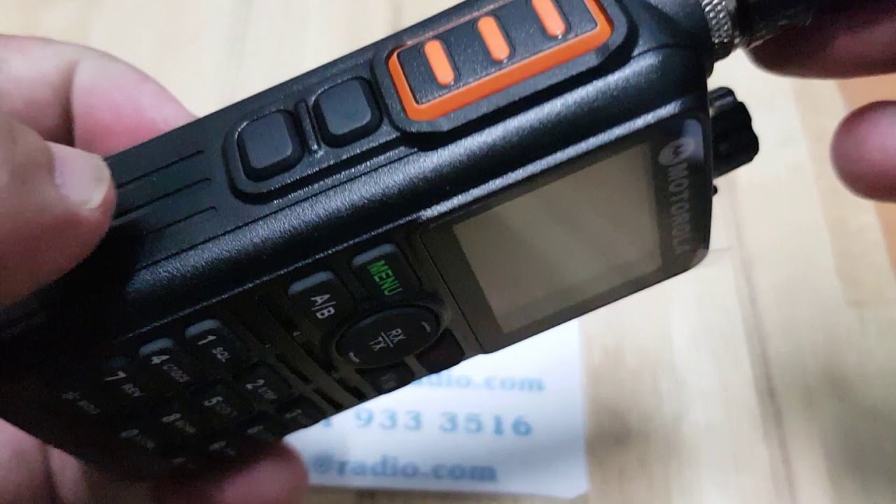 วิธีเปิดไฟฉาย Motorola gp888