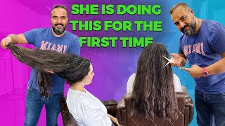 THIS IS HOW THE WOMAN WITH INCREDIBLE HAIR CUT HER HAIR FOR THE FIRST TIME!