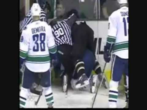 Marty Turco gets hammered by Darcy Hordichuk