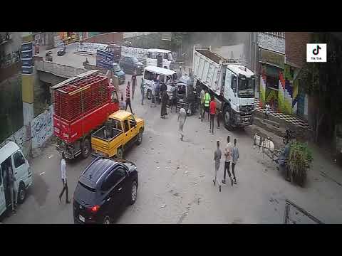 أبشع حادثة ميكروباص يدهس باص طلبة وهو يسير بأقصى سرعة