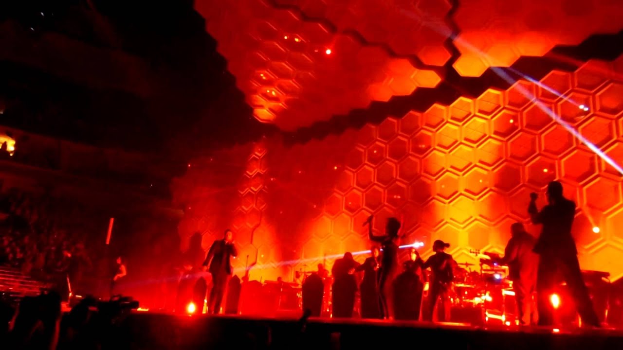 Senorita into Let the Groove Get In LIVE BRIDGE MOVES Justin Timberlake 11-10-13 Wells Fargo, Philly - YouTube