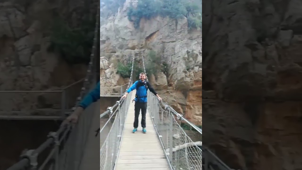 Puente colgante sobre el río Turia. Ruta desde Chulilla
