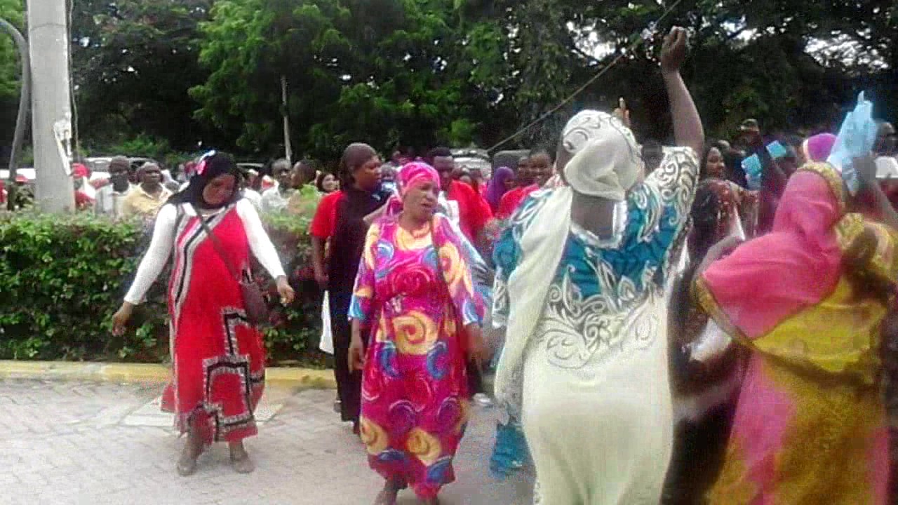 Jomvu women dancing for Karisa Nzai.