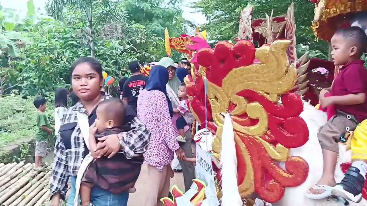 NEW CRYSTALLIA NADA datang menghibur warga  desa Ciasem Girang lagi pada istirahat 