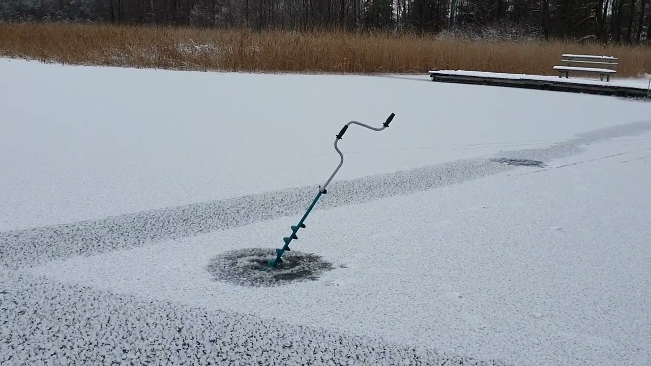 Sasek Wielki zamarzł. Są warunki do pod lodowego wędkowania.