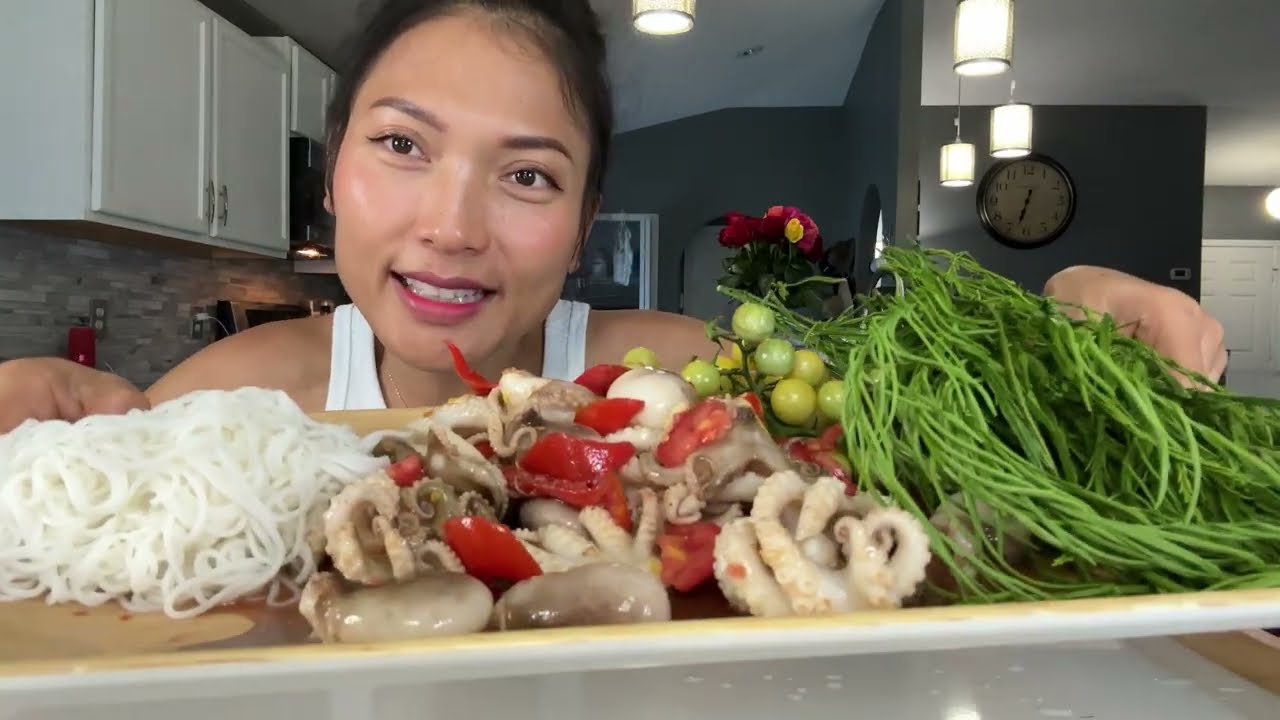 Острый салат из кальмаров, упругий, определенно приготовленный или нет 🤣😅