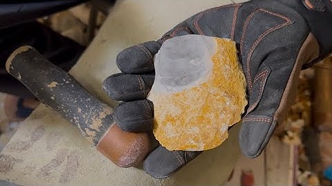 10-Minute Arrowhead Challenge! (Flintknapping a Stone Point)