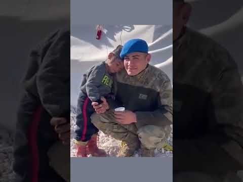 Kendisini kurtaran askerin omzunda uyuyan çocuk