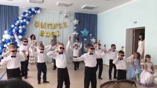 Танец мальчиков выпускной 2021 год
