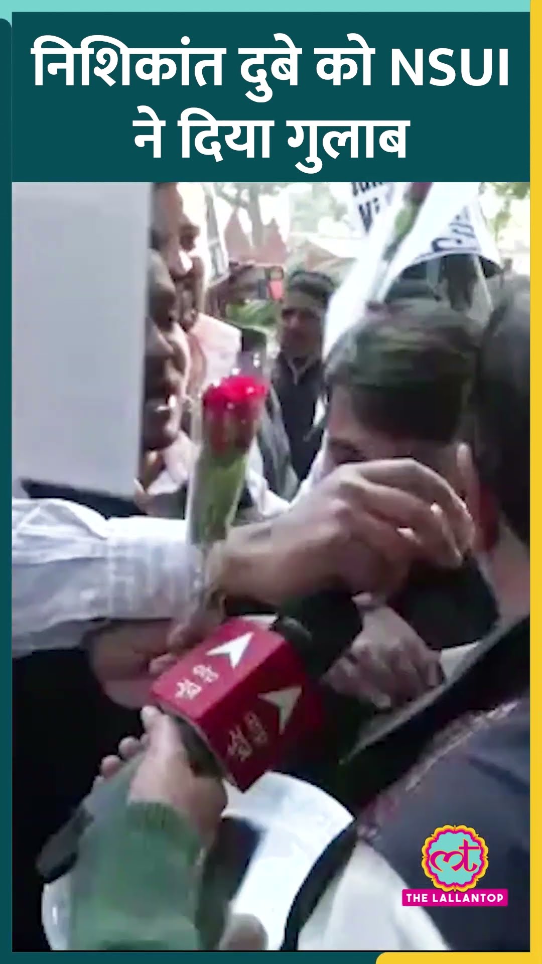 NSUI कार्यकर्ताओं ने BJP MP Nishikant Dubey के घर के बाहर गुलाब देकर किया Protest #shorts
