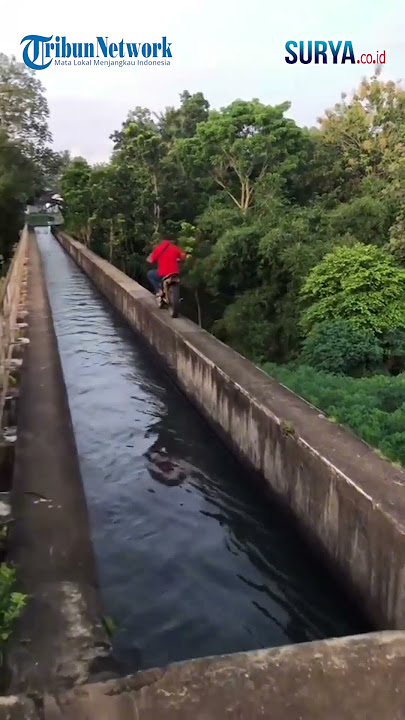 DETIK-DETIK Menegangkan Seorang Bapak-Bapak Lewati Jembatan Sempit dengan Motornya