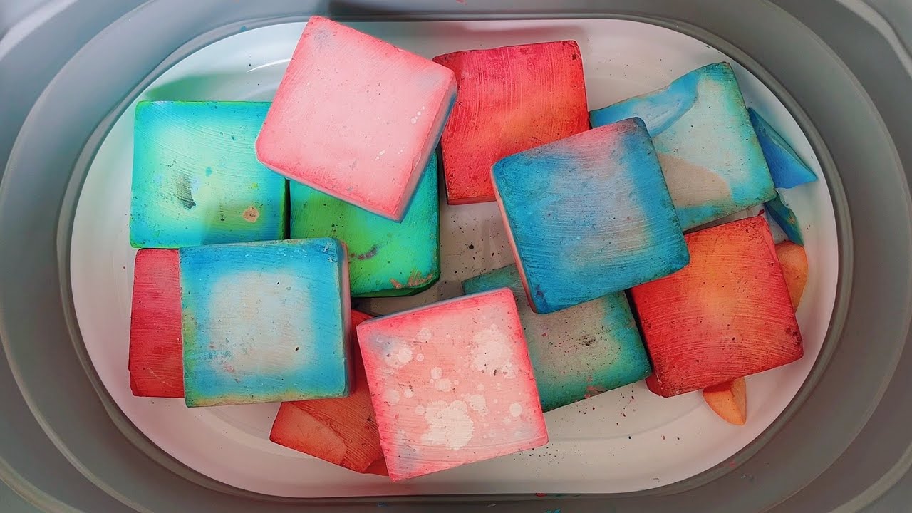 Gym chalk/There are some pieces of dyed chalk😉💕💕💕