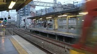 香里園駅を高速で通過する京阪電車8000系、快速特急洛楽。