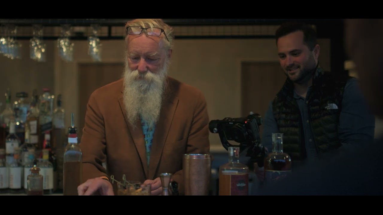 Закулисные кадры создания контента для Chasing Creative в коктейль-баре SIP на крыше в Джексонвил...