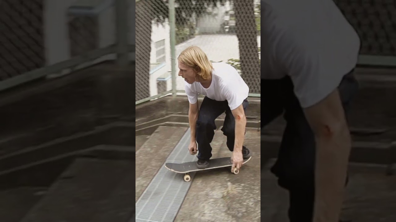 Уиллоу Вогес Фернандес преодолевает сложный поручень в Токио.