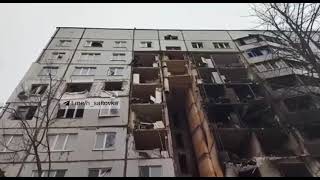 В Харькове житель разрушенного дома решил спуститься с крыши в свою квартиру В этот момент несколько