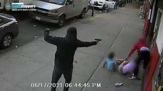 Kids dive for cover as gunman opens fire on Bronx sidewalk Resimi