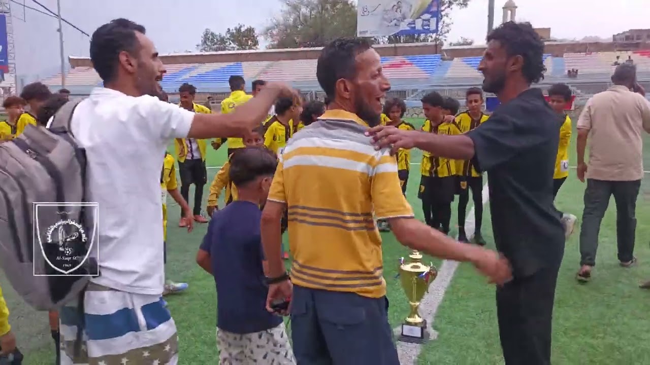 فرحة لاعبي فريق نادي الصقر بلقب بطولة دوري البراعم لأندية تعز