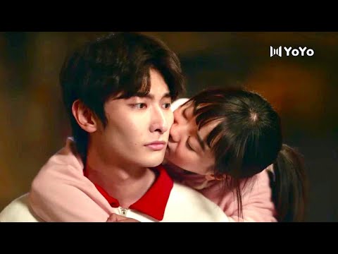 تظنــه حبيبــها فتقوم بتقبيلـــه نهر يجري خلاله