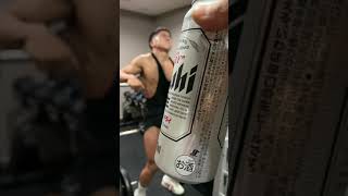数日後にボディビル大会に出るマッチョが地獄の脚トレで悲鳴を上げる中で飲むビールは格別だww #shorts