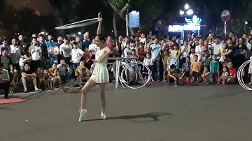 Đẳng cấp biểu diễn nghệ thuật Xiếc đường Phố trên Phố đi bộ Hồ  Gươm