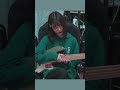 忘れられないのベースを弾く人