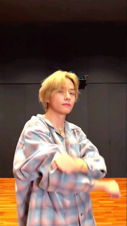 Taehyung dancing to Hype boy with New Jeans ๐บ HE NEVER FAILS TO SURPRISE US !! #taehyung