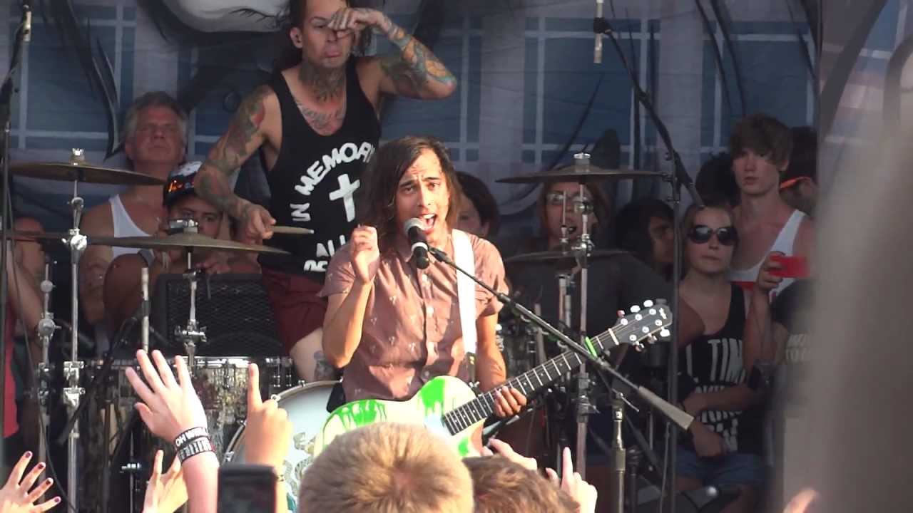 Intro & Besitos - Pierce The Veil - Warped Tour 2012.
