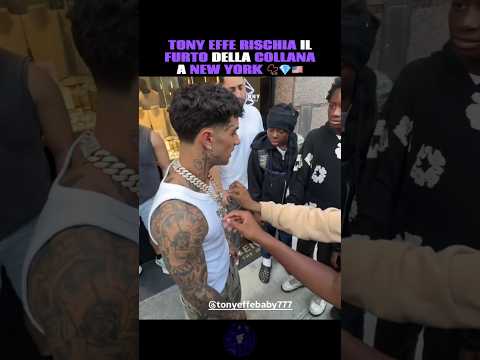 Video Tony Effe non toglie i diamanti dal collo nemmeno a New York