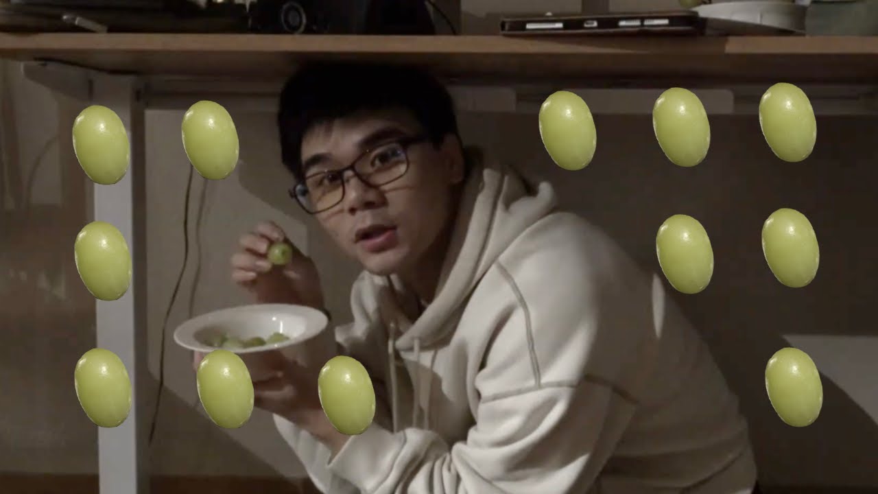 Съел 12 виноградин под столом, потому что я совершенно одинок.