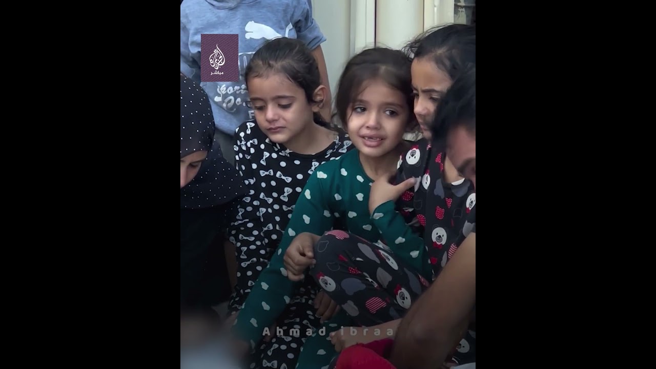 وداع مؤلم.. طفلٌ يقبّل والده الذي استُشـ ـهد في قصـ ـف إسرائيلي على قطاع غزة