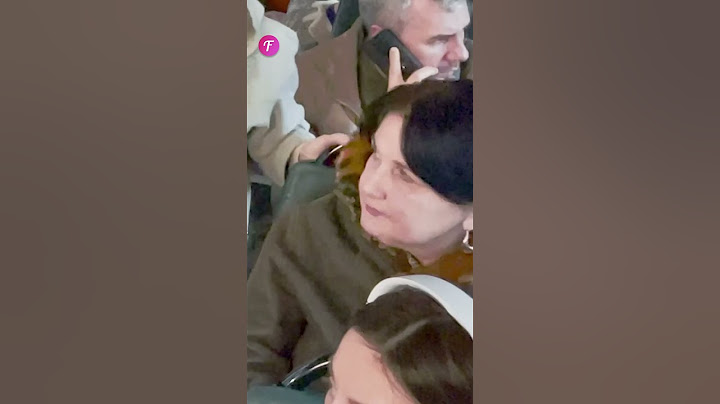 Good Samaritan helps an elderly passenger find a seat #shorts
