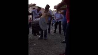 Muhtar; Oktay saçanin roman düğününde döktürüyor.